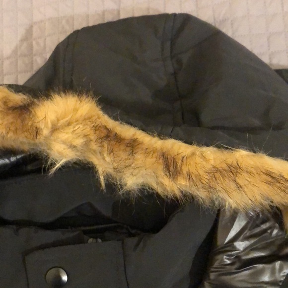 Black puffer long coat with faux fur hood size Large - Picture 10 of 16